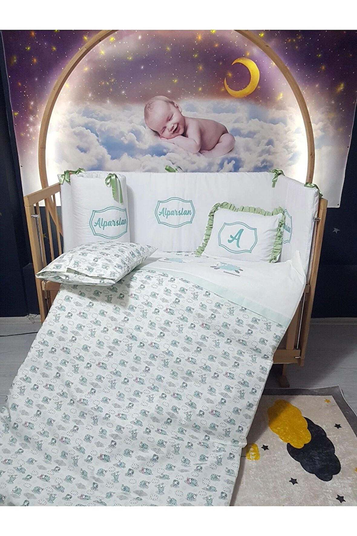 Elit Serisi 60x120 İsimli Bebek Uyku Seti Pamuklu - Yeşil Kuzu, Nakışlı Kenar Korumalık ve Kırlent