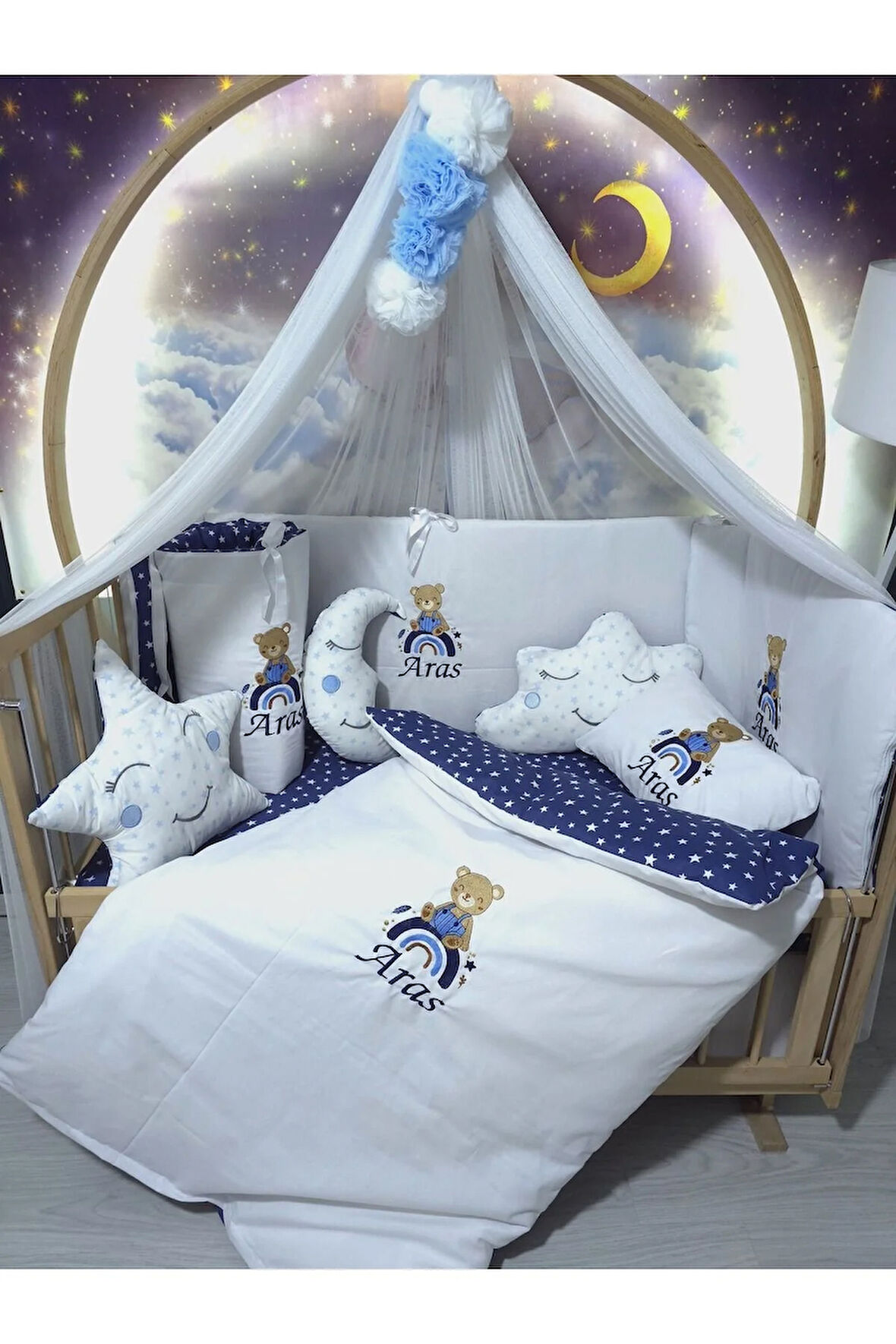 60x120 İsim Nakışlı Bebek Uyku Seti - Lüks Cibinlik Mavi Ponponlu - Gökkuşağı Ayıcık Motifli