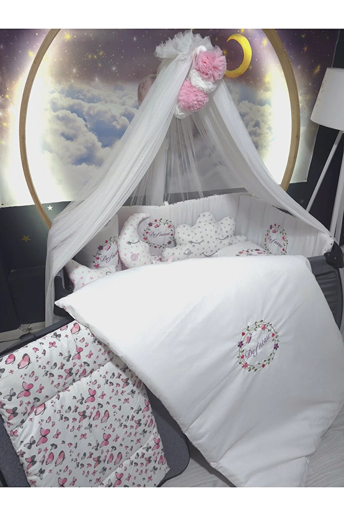 70x110 İsim Nakışlı Bebek Uyku Seti - Lüks Cibinlik Ve Aparat Dahil - Çiçek Kelebek Motifli