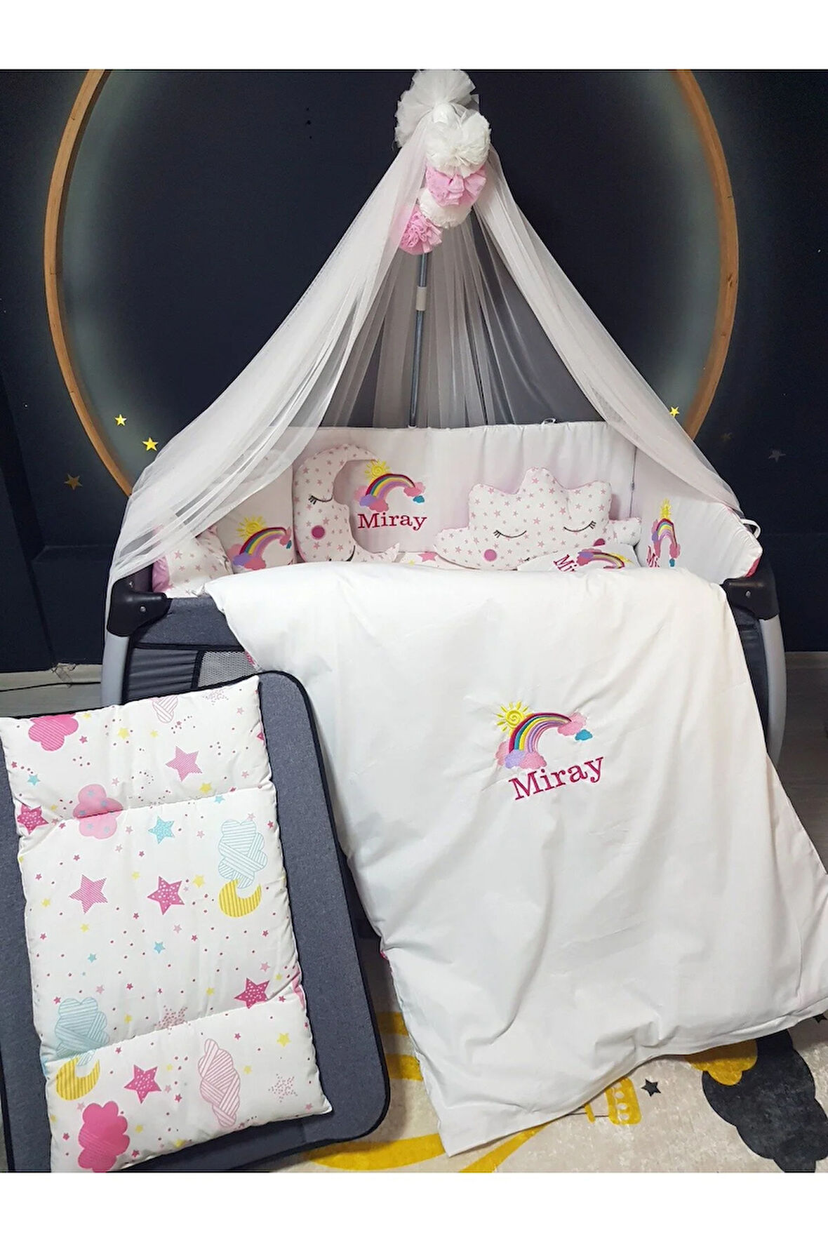 İsme Özel Nakışlı Bebek Uyku Seti 70x110 - Ponponlu Lüks Cibinlikli ve Aparatlı