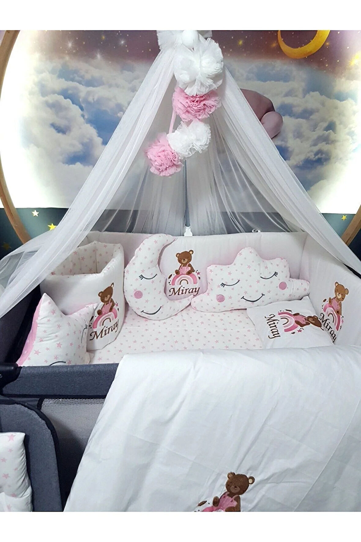 70x110 Nakışlı Bebek Uyku Seti İsimli - Lüks Cibinlik Ve Aparat - Gökkuşağı Ayıcık Motifli