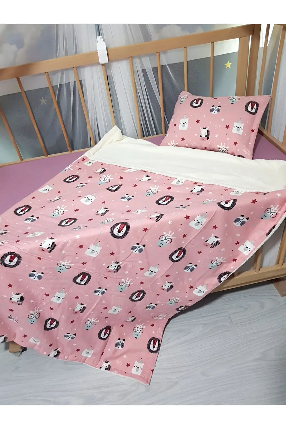 90x120 Pazen Uyku Seti 4'lü - Pembe Pembe (YUMUŞACIK BEBEK BATTANİYESİ, ÇARŞAF VE KILIFLI YASTIK)