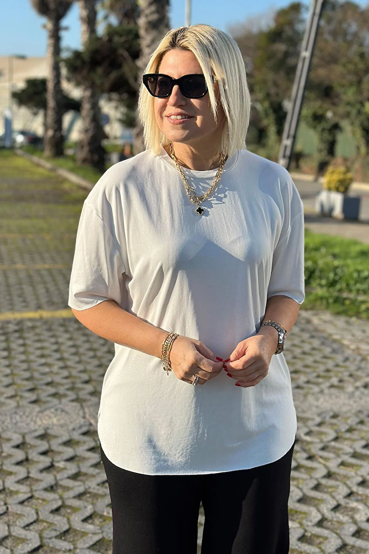 Beyaz Bisiklet Yaka Yandan Yırtmaçlı Tshirt