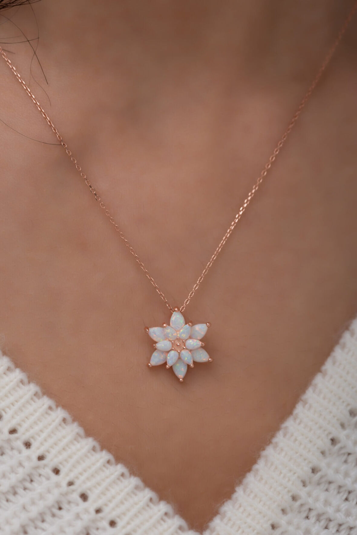 925 Ayar Beyaz Opal Taşlı Gümüş Lotus Kolye