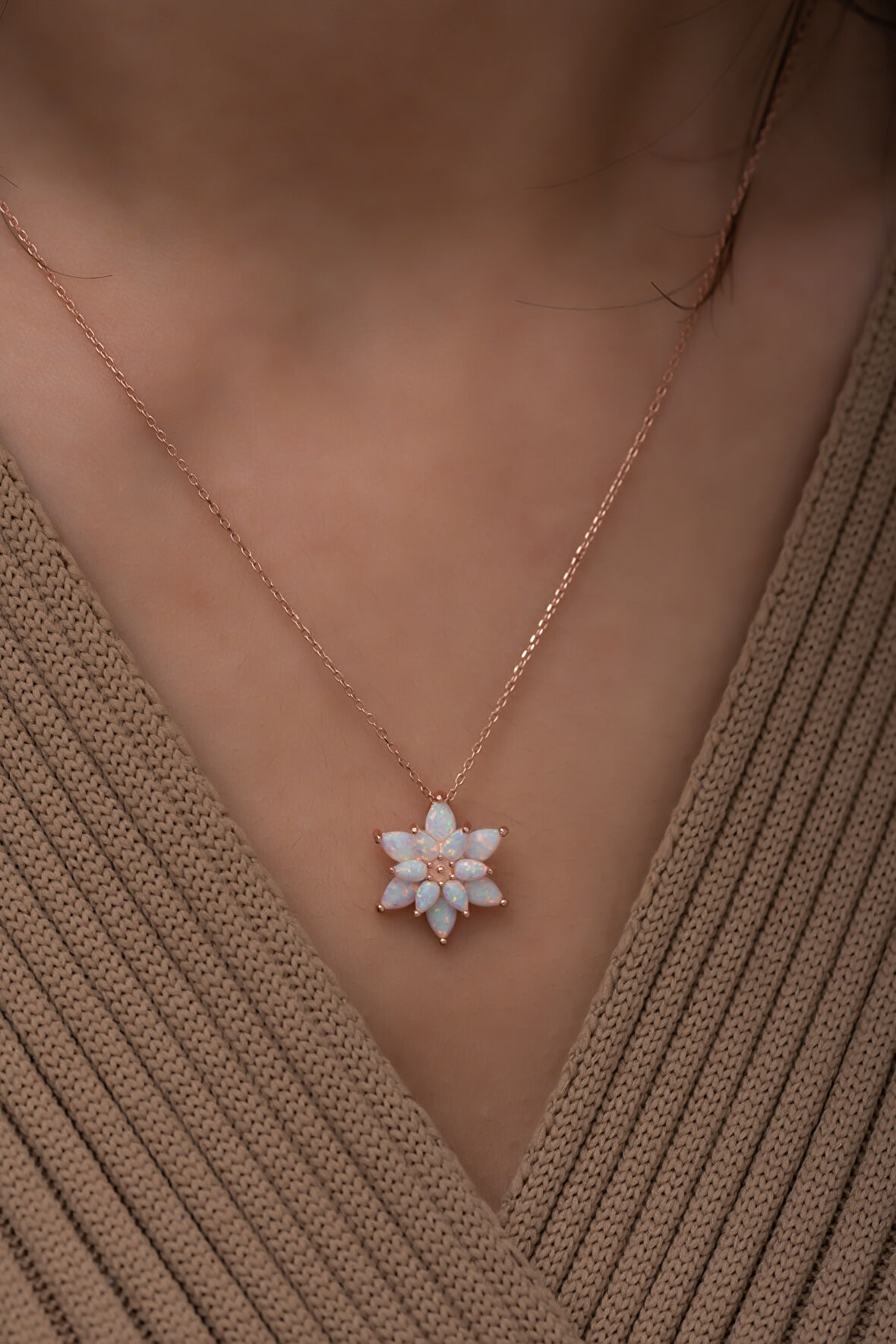 Beyaz Opal Taşlı 925 Ayar Gümüş Lotus Kolye
