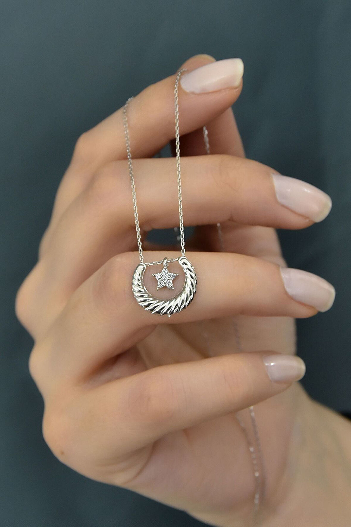 925 Ayar Gümüş Rodyum Kaplama Yıldız Detaylı Çizgili Hilal Kolye