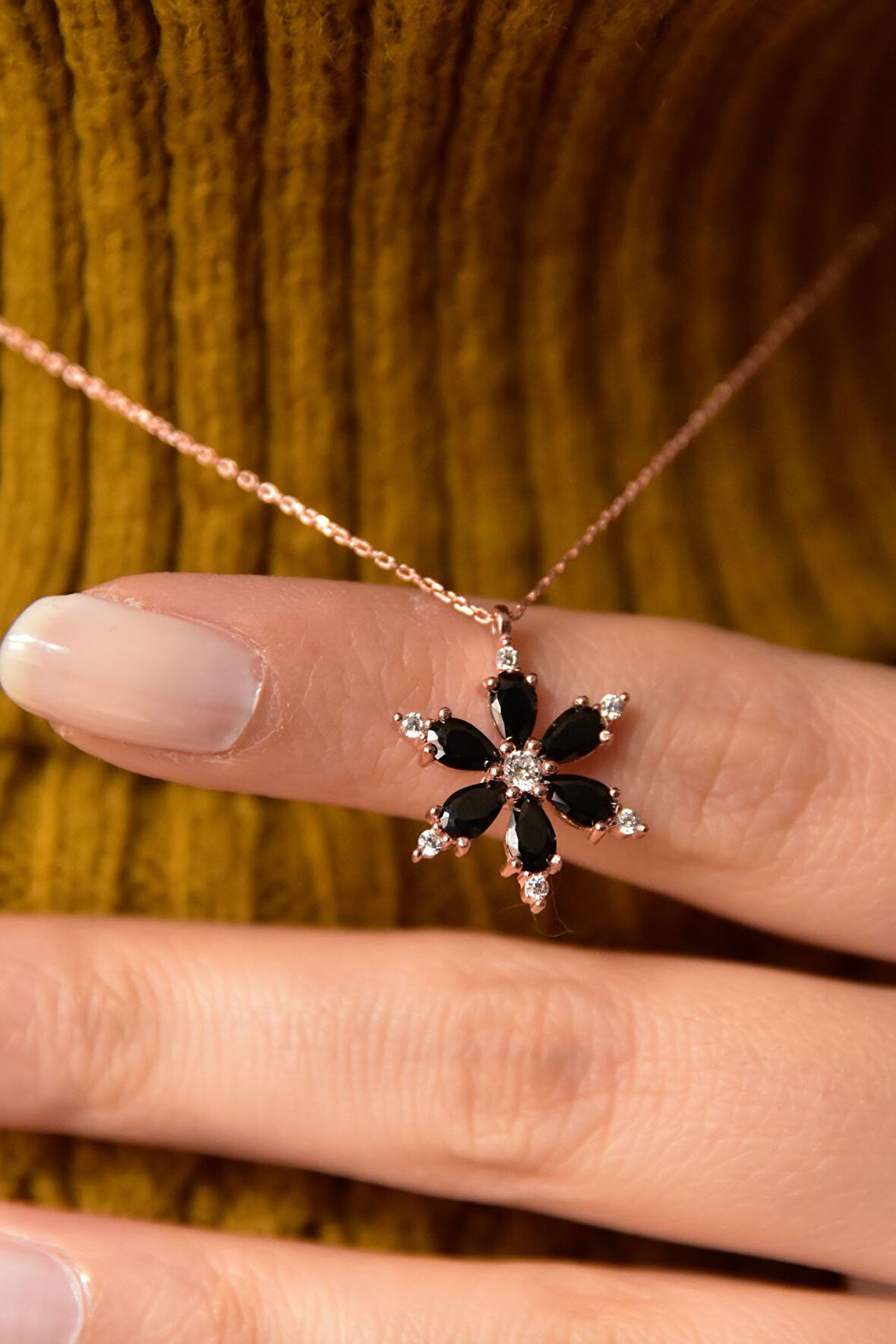 925 Ayar Gümüş Siyah Taşlı Kamelya Çiçeği Kadın Kolye