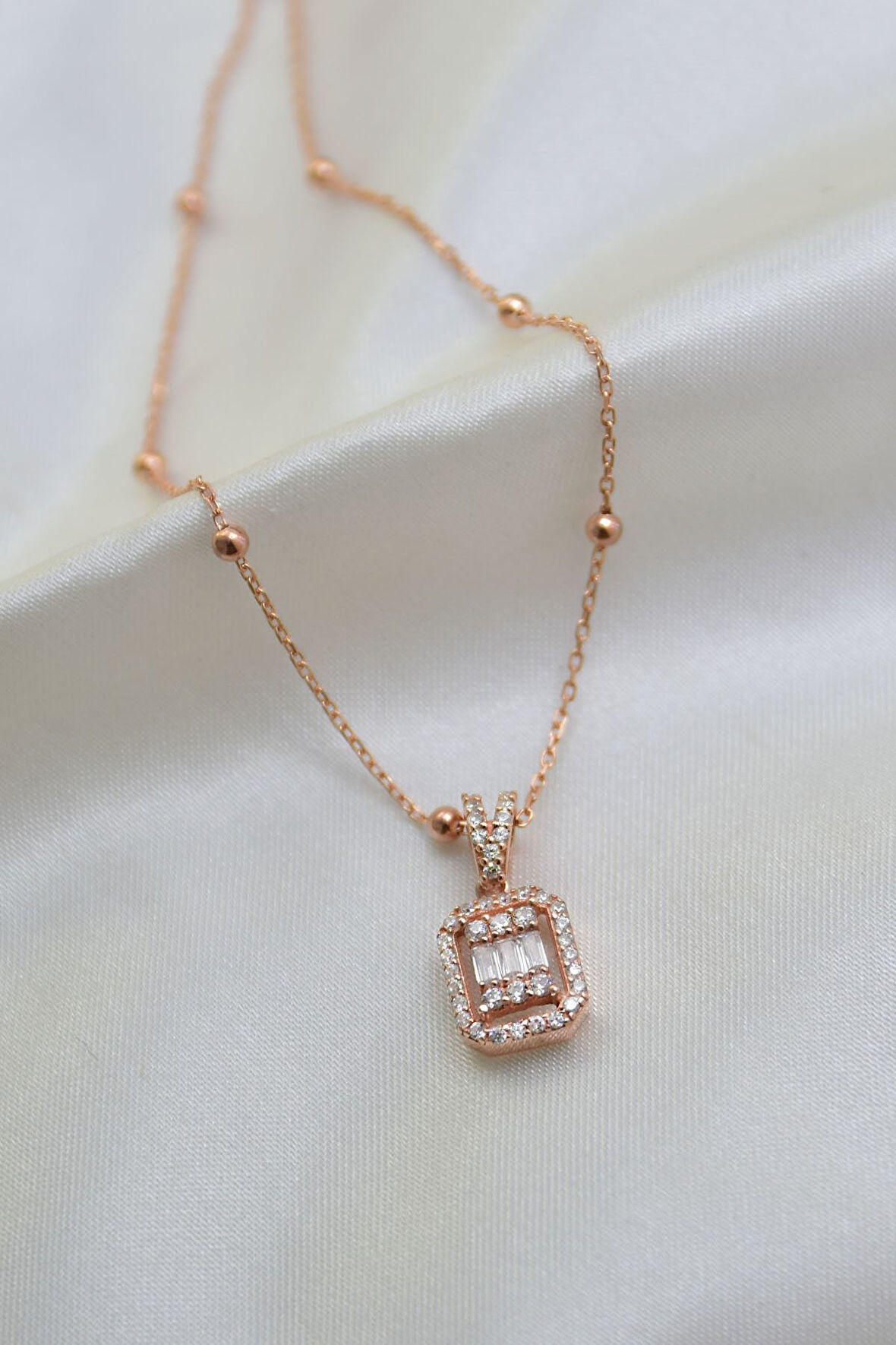 925 Ayar Gümüş Rose Kaplama Baget Taşlı Dorika Top Kadın Kolye