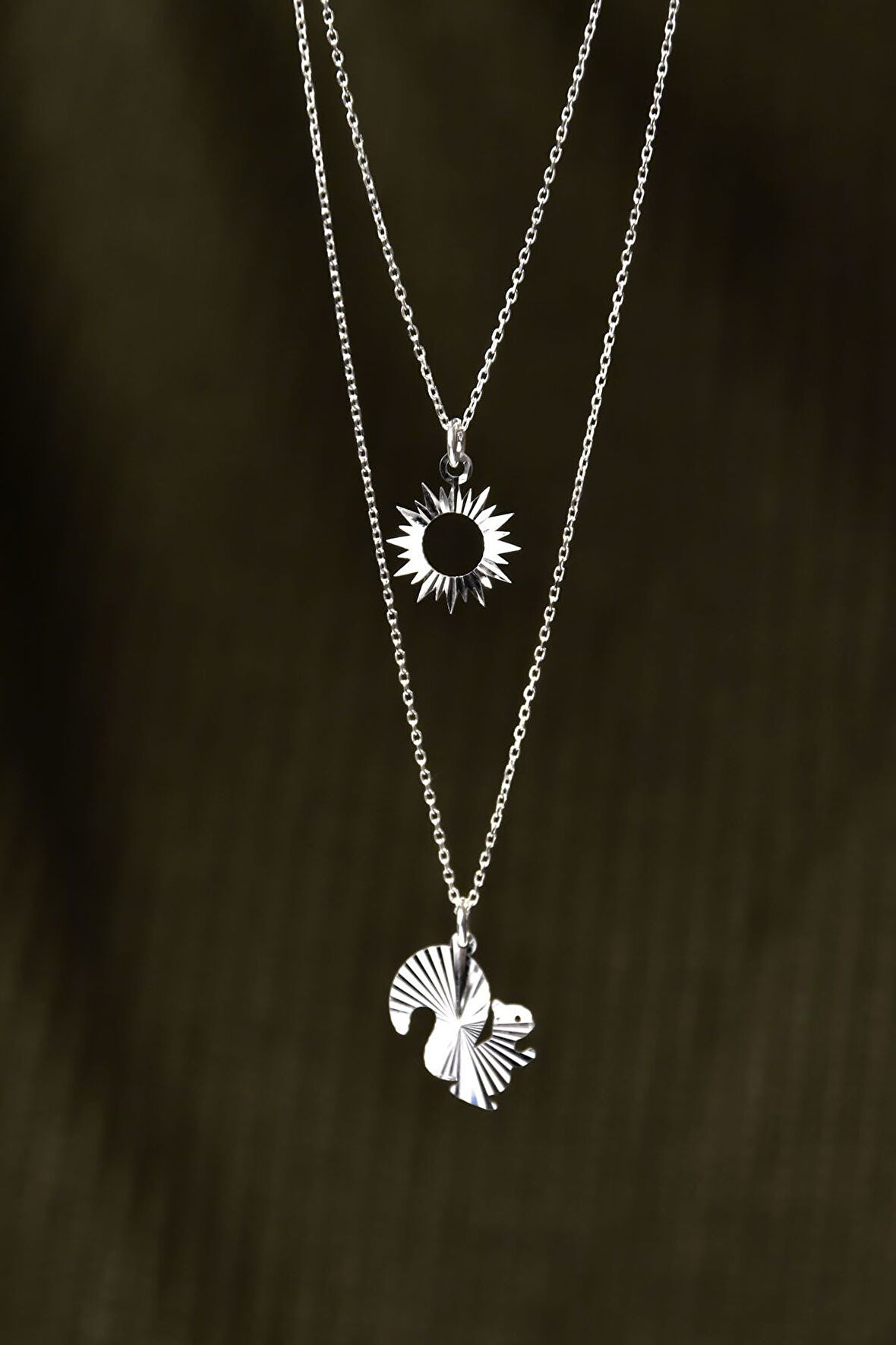 925 Ayar Gümüş Rodyum Kaplama Kristal Kesim Güneş Ve Sincap Asansörlü Kolye