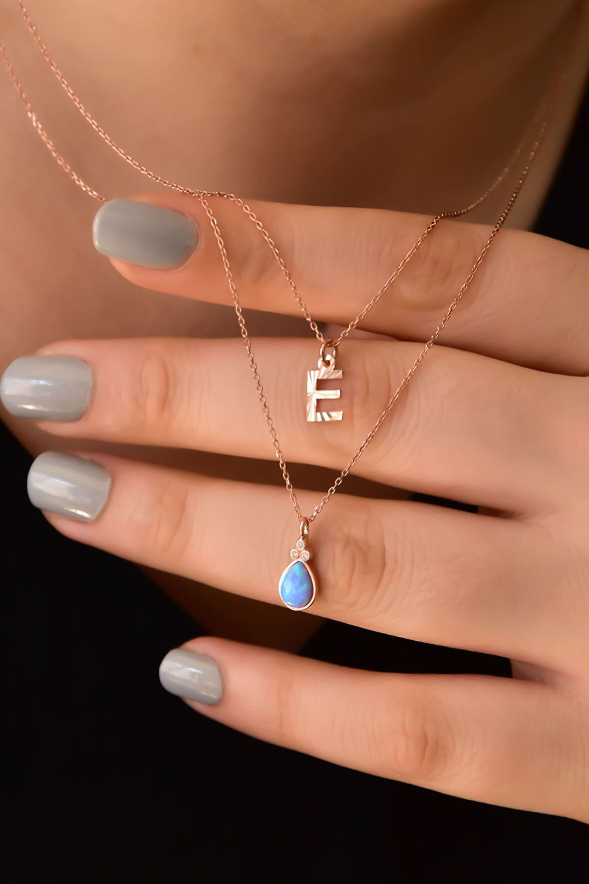 925 Ayar Gümüş Rose Kaplama E Harf Ve Damla Opal Taşlı Asansörlü Kolye