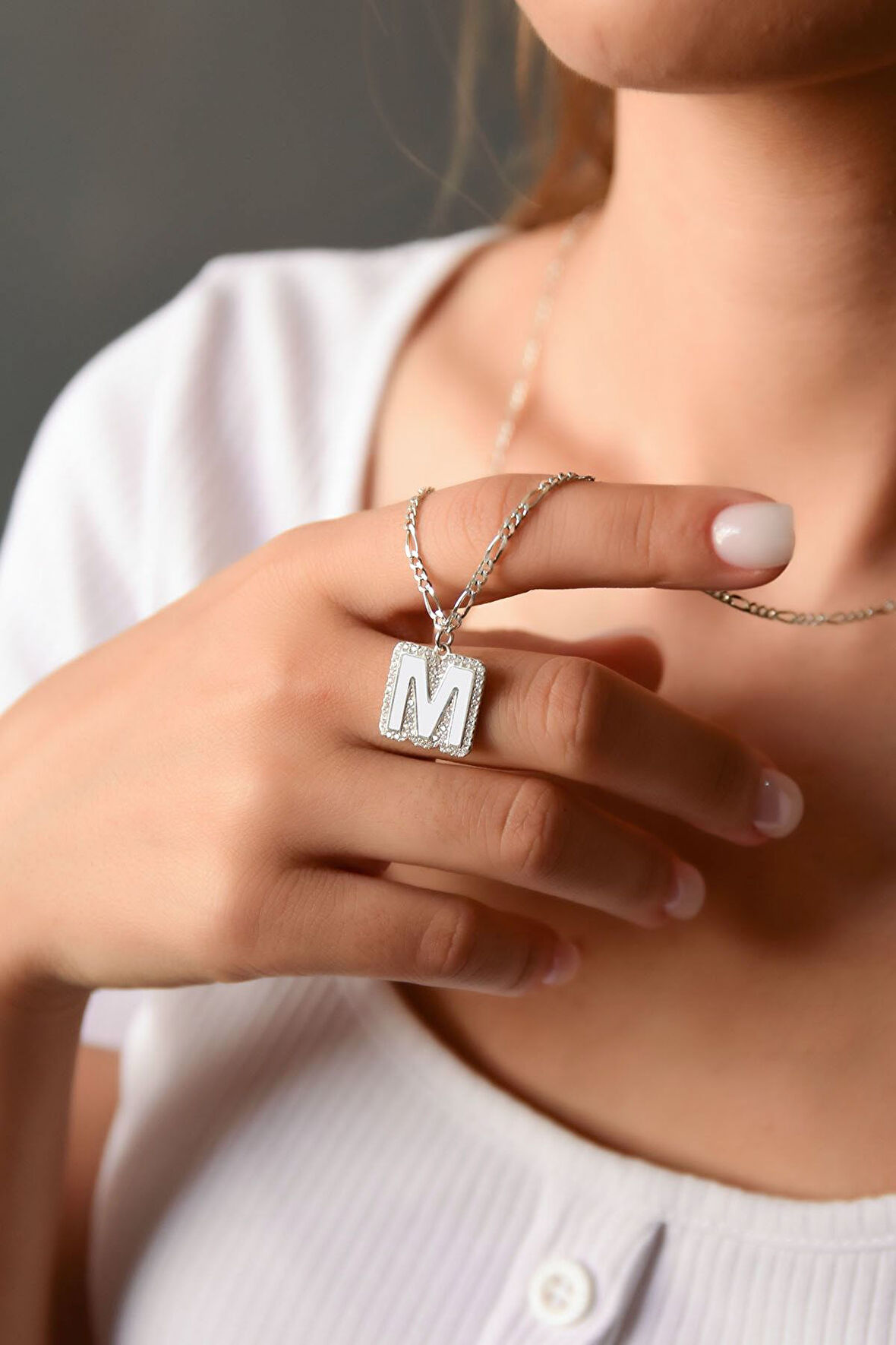 925 Ayar Gümüş Rodyum Kaplama Beyaz Mineli M Harf Figaro Zincir Kadın Kolye