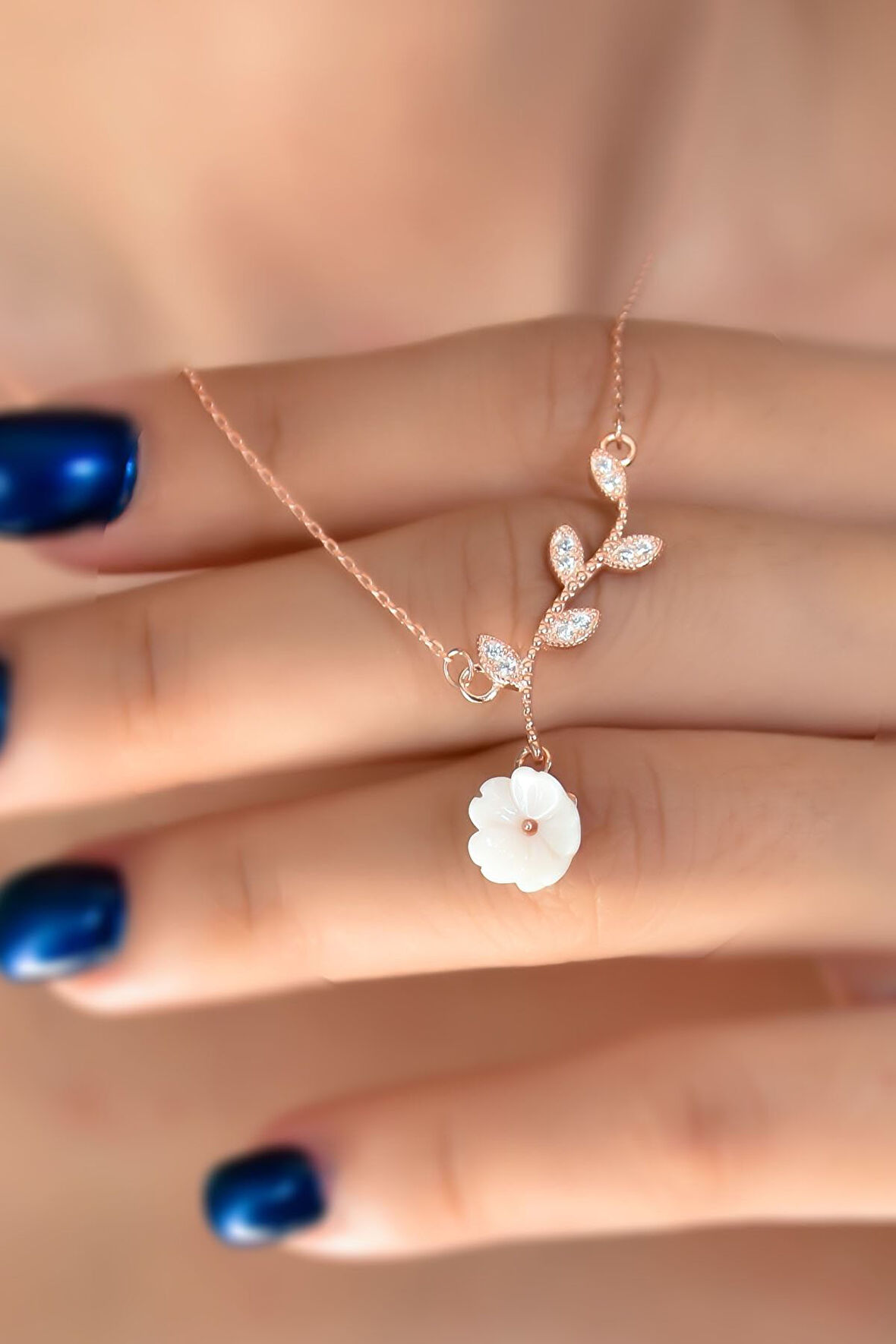 925 Ayar Gümüş Rose Kaplama Taşlı Manolya Çiçeği Kadın Kolye