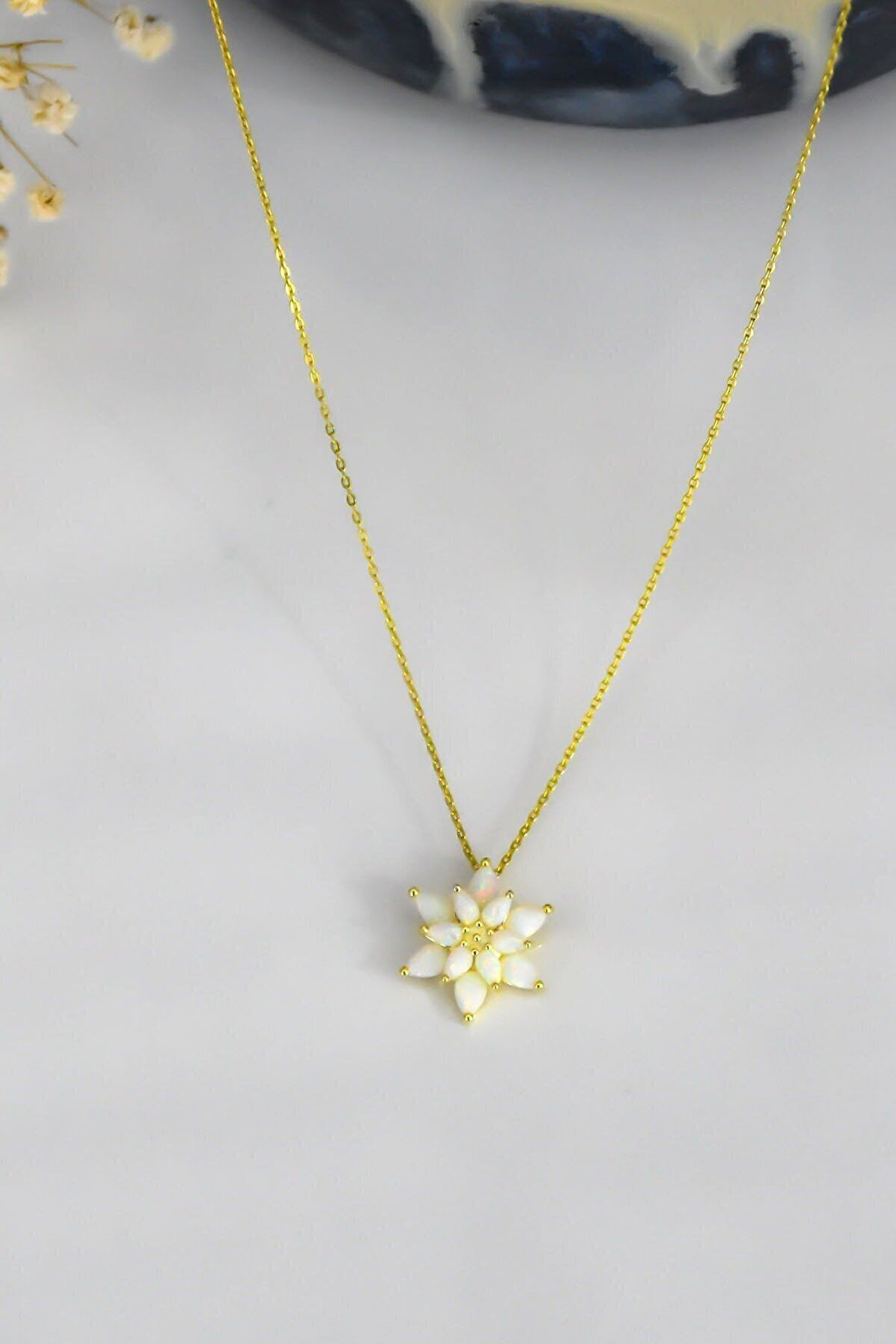 925 Ayar Altın Kaplama Kadın Beyaz Opal Taşlı Lotus Çiçeği Gümüş Kolye