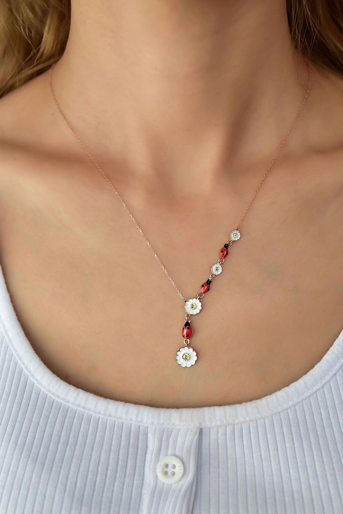 925 Ayar Gümüş Rose Kaplama Papatya ve Uğur Böceği Akışlı Kolye