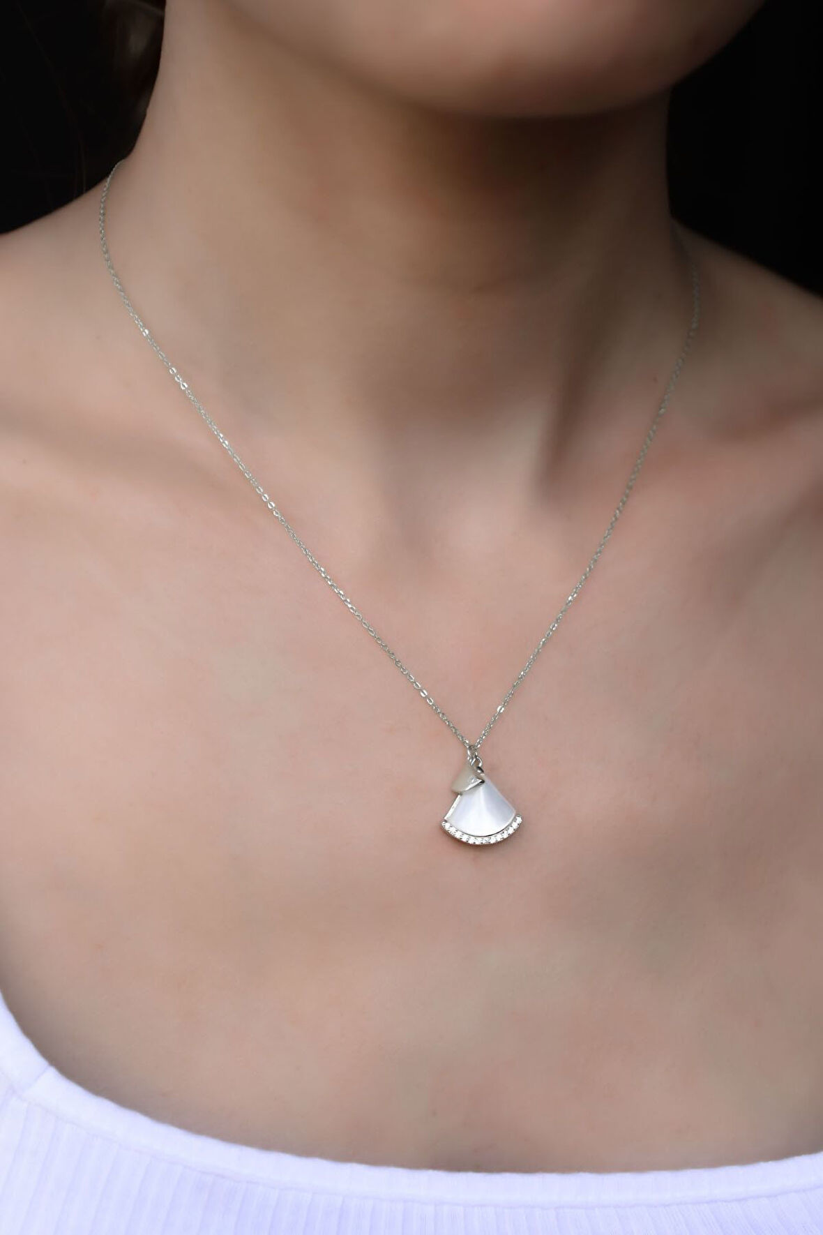 925 Ayar Gümüş Rodyum Kaplama Sedef Üçgen Kolye