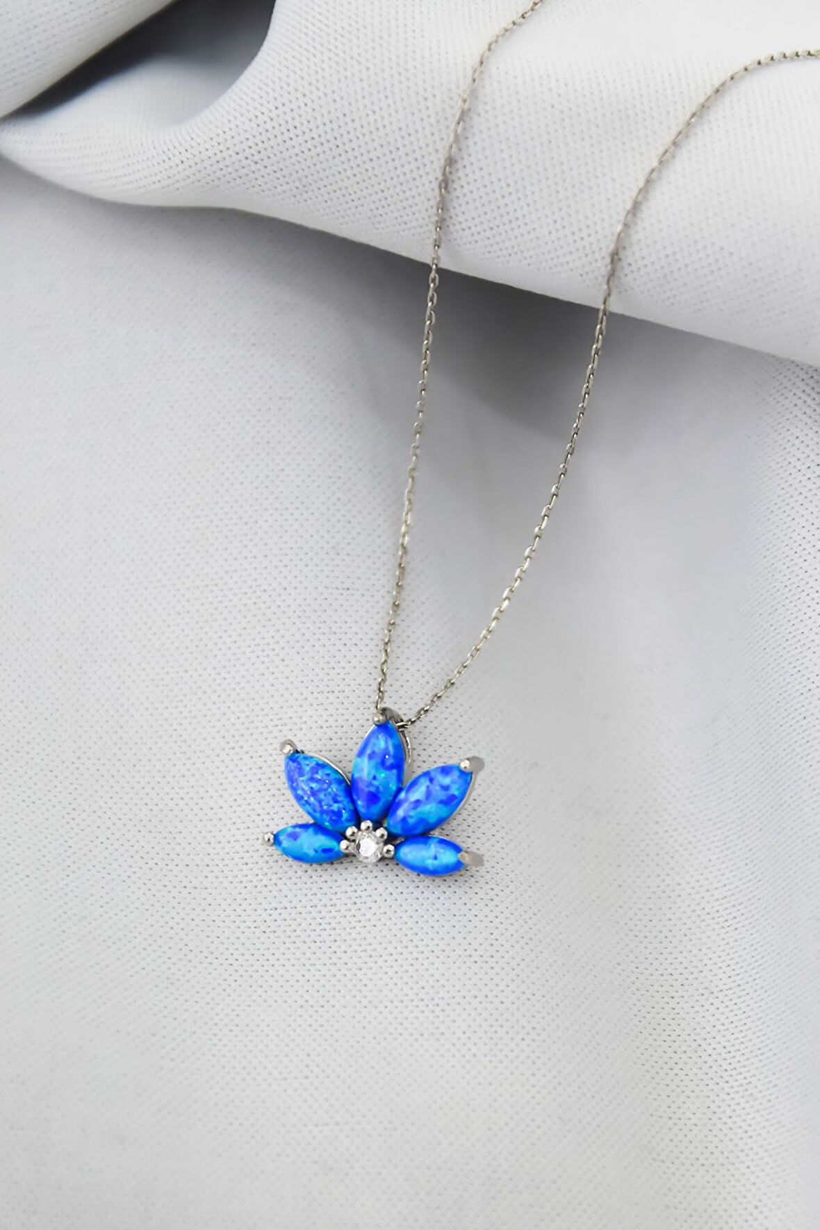 925 Ayar Gümüş Rodyum Kaplama Opal Taşlı Lotus Kolye