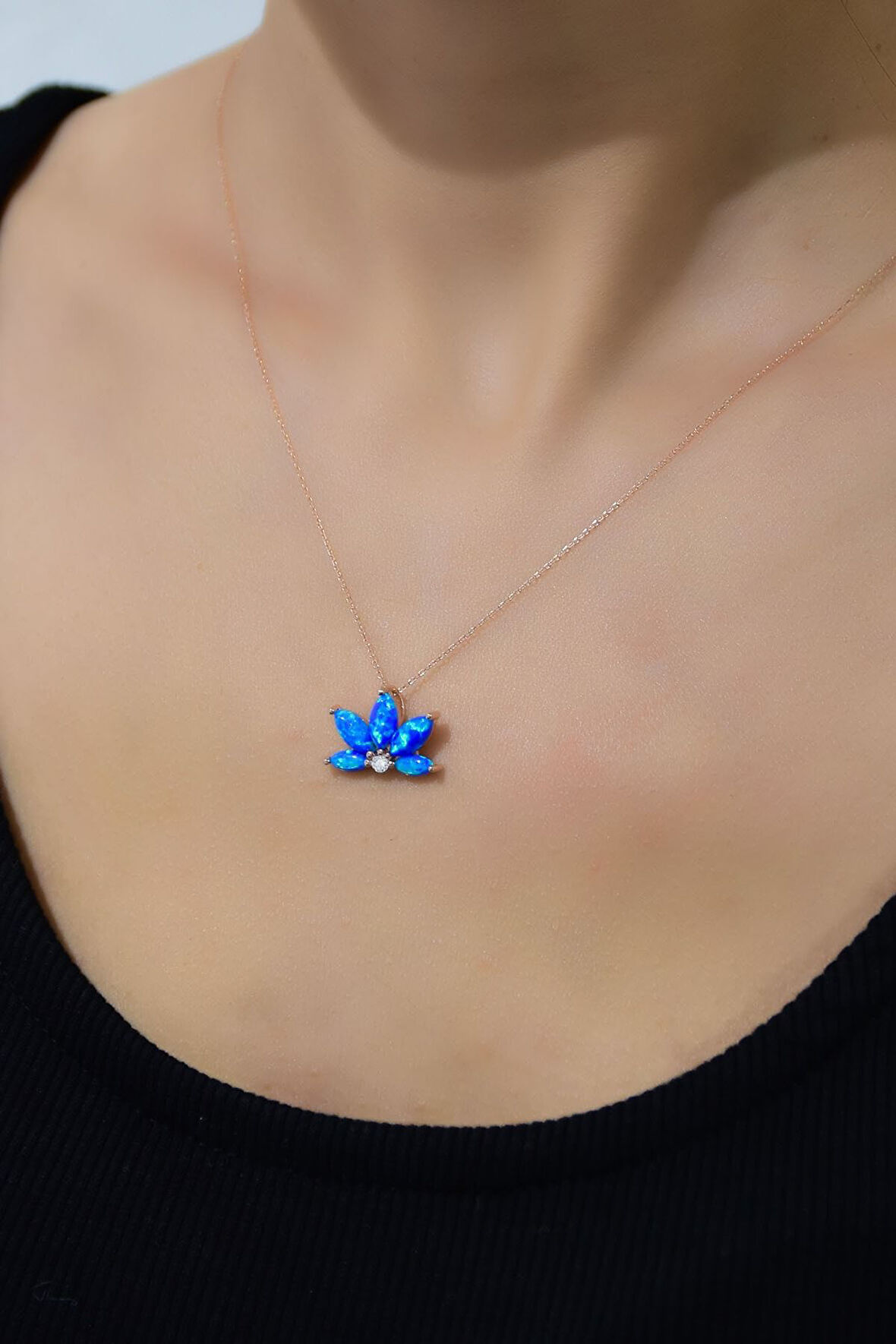 925 Ayar Gümüş Rose Kaplama Lacivert Opal Taşlı Lotus Kolye
