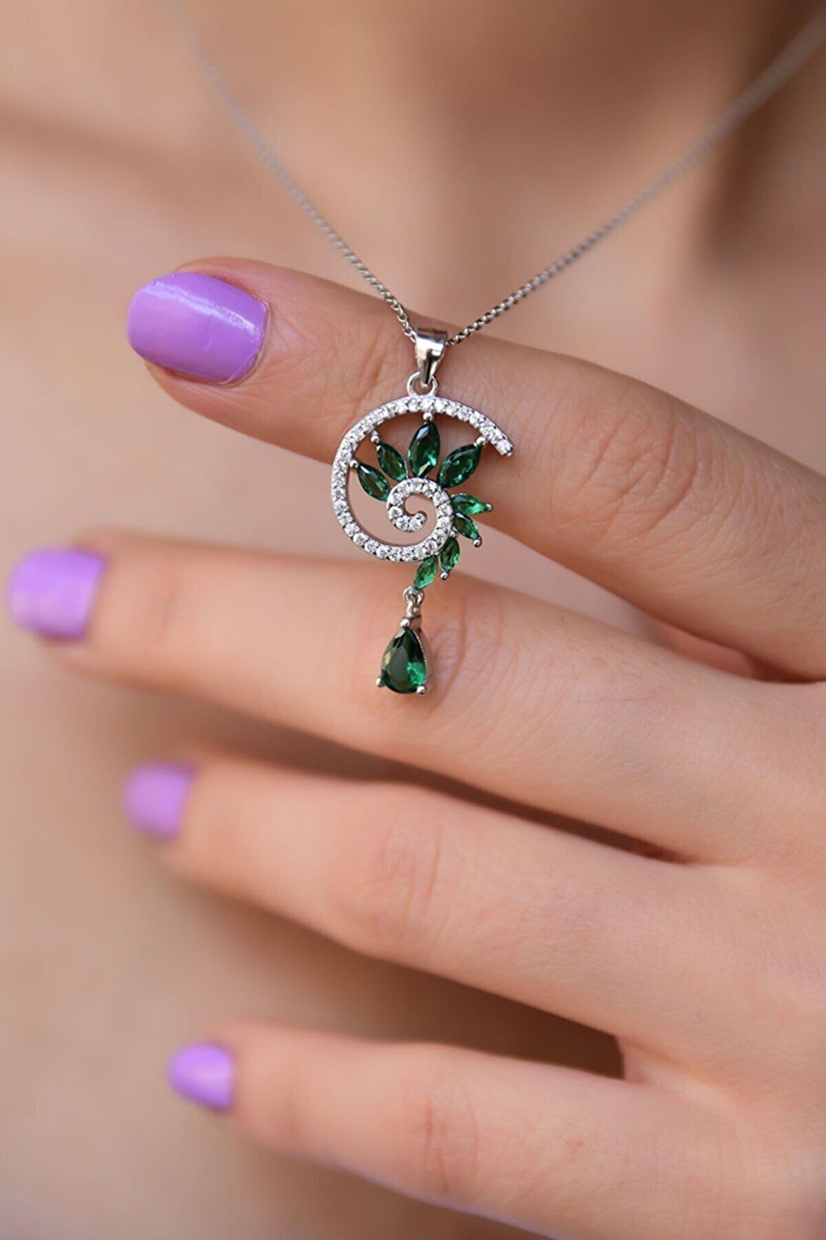 925 Ayar Gümüş Rodyum Kaplama Yeşim Taşı Tasarım Kolye