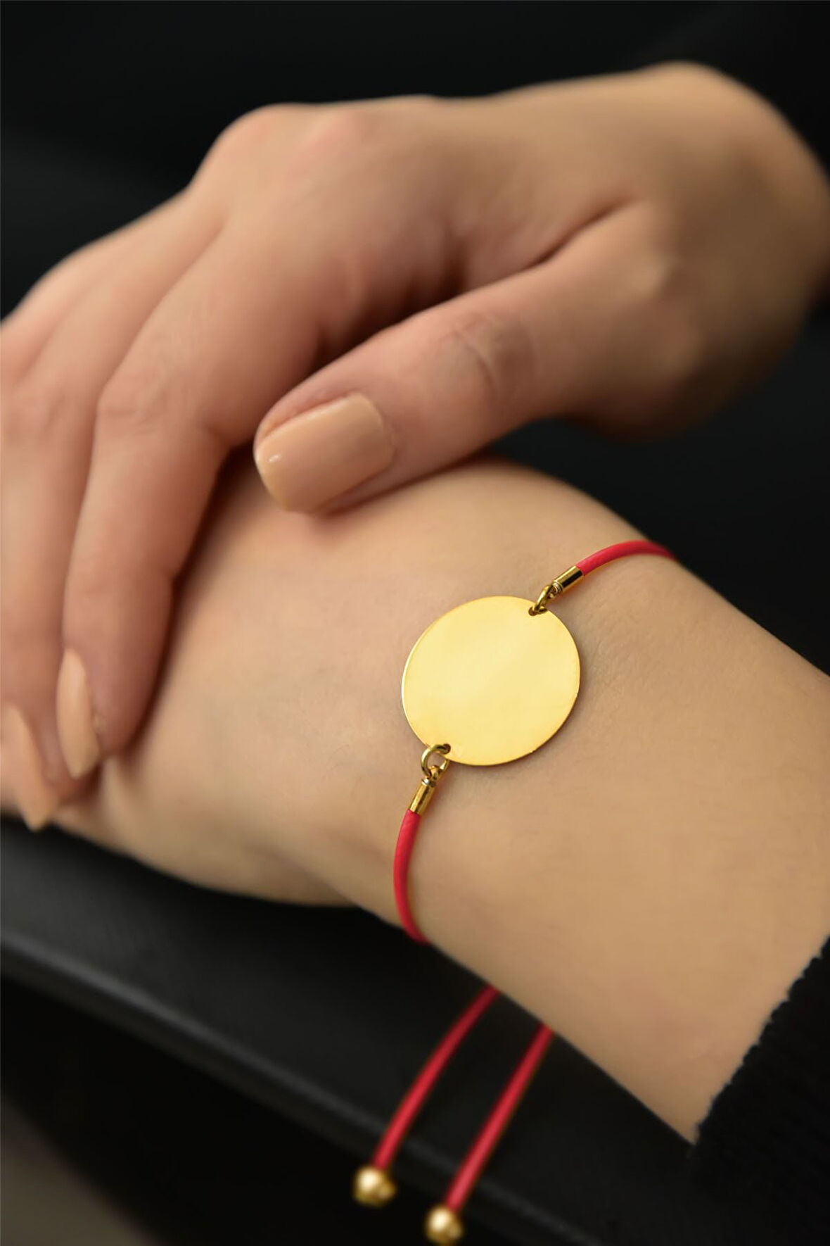 925 Ayar Gümüş Altın Kaplama Kırmızı Ipli Asansörlü Plaka Kadın Bileklik