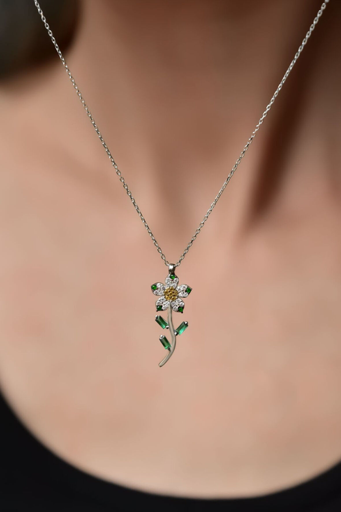 925 Ayar Gümüş Rodyum Kaplama Yeşil Taşlı Papatya Kolye