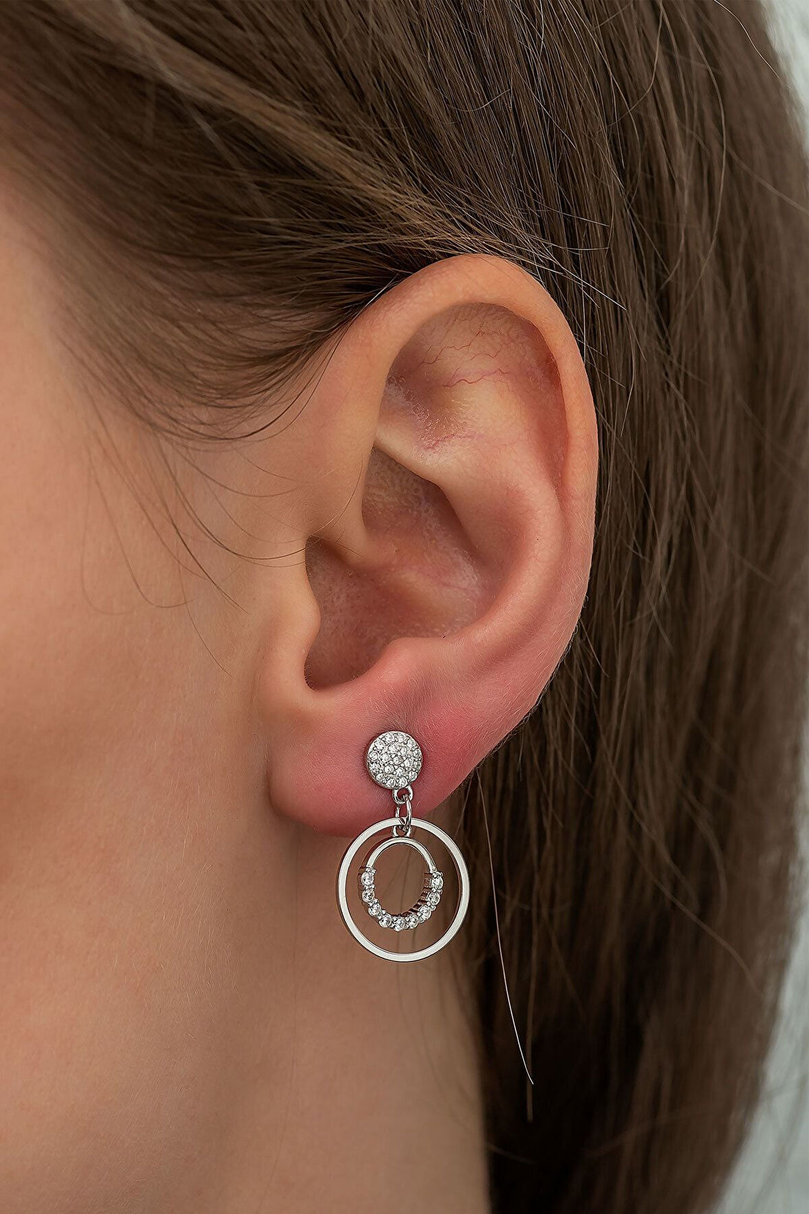 925 Ayar Rodyum Kaplama Taşlı Halka Sallantılı Gümüş Küpe