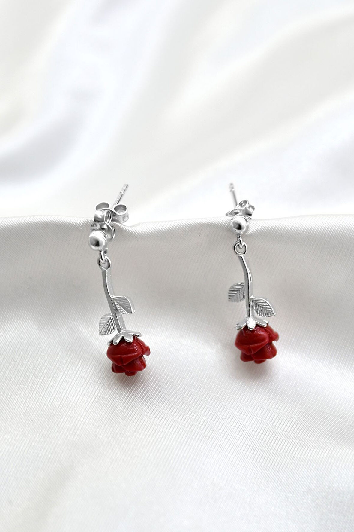 925 Ayar Gümüş Rodyum Kaplama Kırmızı Gül Model Çivili Kadın Küpe