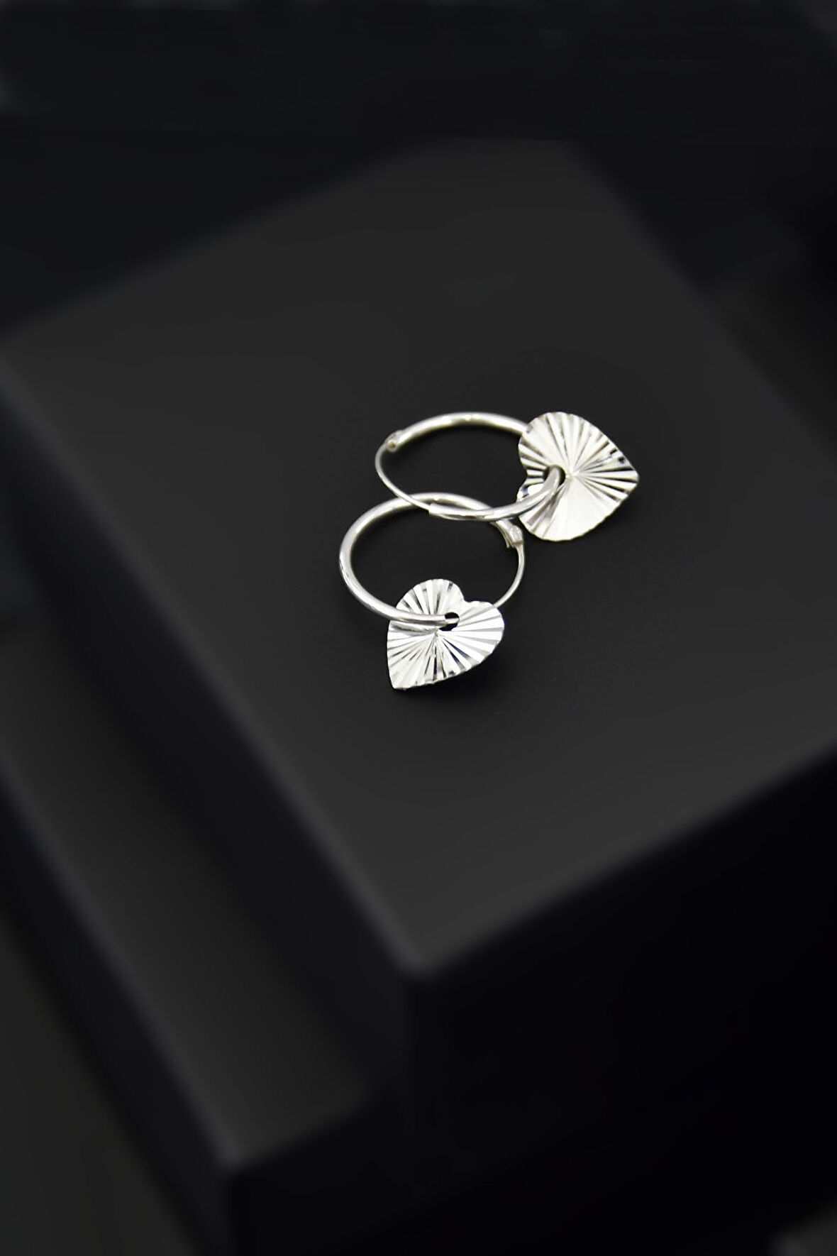 925 Ayar Gümüş Rodyum Kaplama Fırfırlı Kalp Halka Küpe