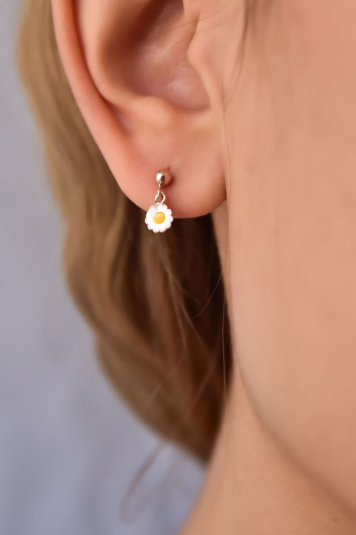 925 Ayar Gümüş Rose Kaplama Küçük Mineli Papatya Çivili Küpe