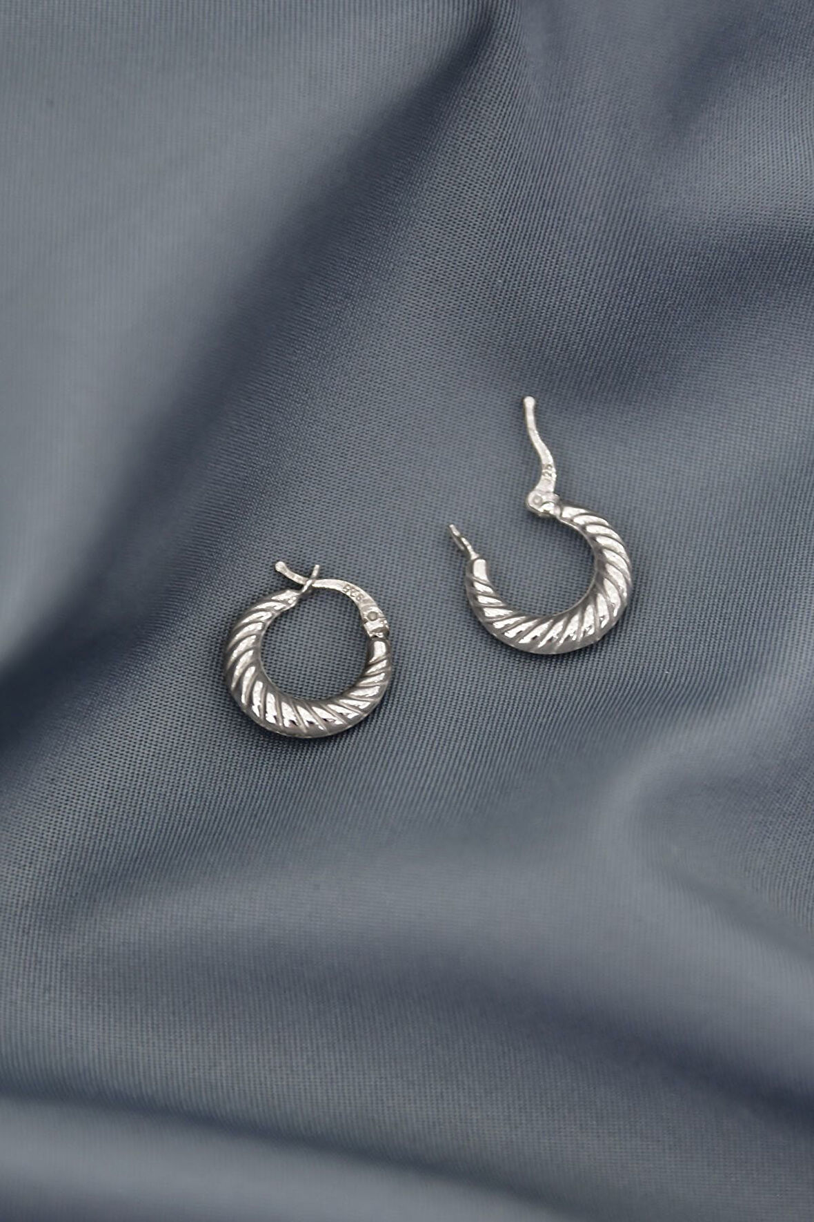 925 Ayar Gümüş Rodyum Kaplama Çizgi Desenli Klipsli Kadın Küpe