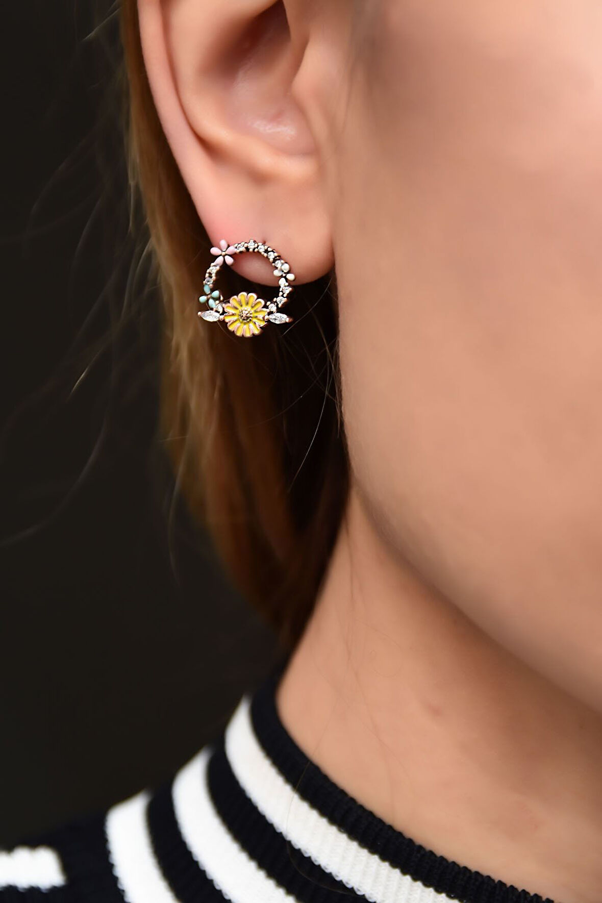 925 Ayar Gümüş Rose Kaplama Mineli Papatya Çivili Tasarım Küpe