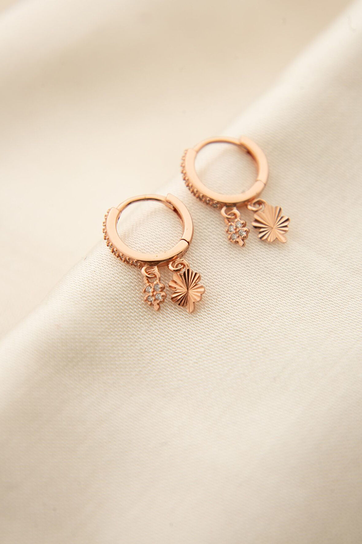 925 Ayar Gümüş Yonca Figürlü Halka Kadın Küpe