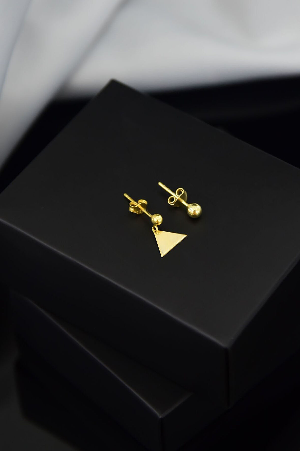 925 Ayar Gümüş Altın Kaplama Üçgen Model Top Küpe