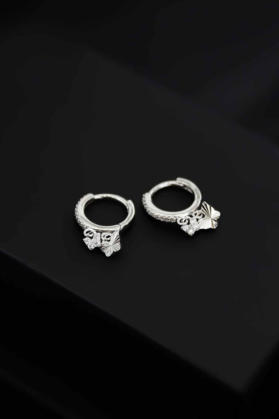 925 Ayar Gümüş Rodyum Kaplama Kelebek Figürlü Halka Kadın Küpe