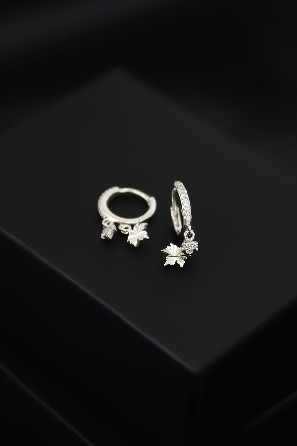 925 Ayar Gümüş Rodyum Kaplama Çınar Yaprağı Figürlü Halka Kadın Küpe