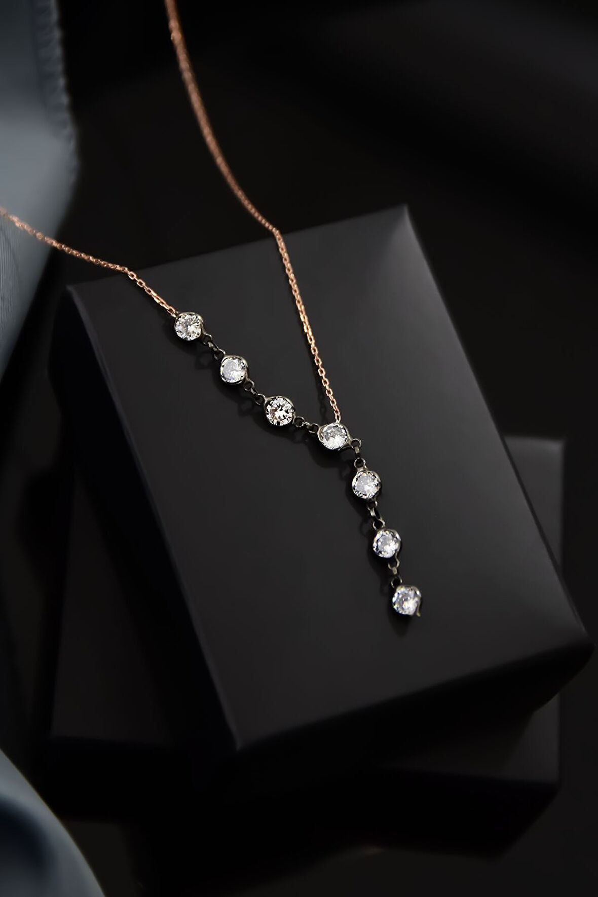 925 Ayar Gümüş Rose Kaplama Akışlı Zirkon Taşlı Kolye