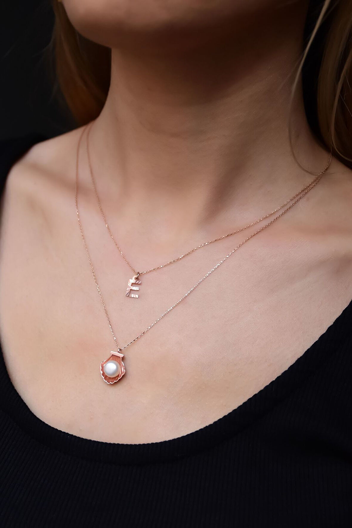 925 Ayar Gümüş Rose Kaplama Asansörlü Inci Taşlı Istiridye Kristal Kesim E Harf Kolye