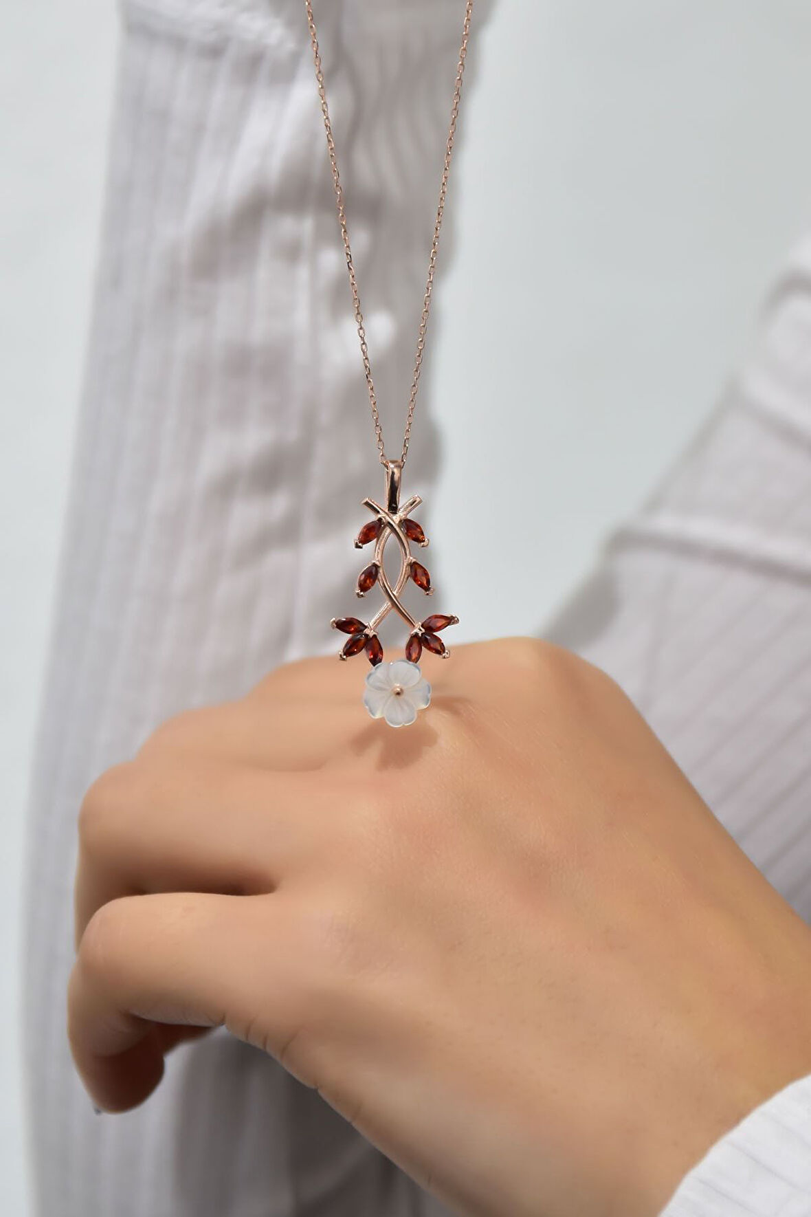 925 Ayar Gümüş Rose Kaplama Kırmızı Taşlı Sarmaşık Sedef Manolya Çiçeği Kolye