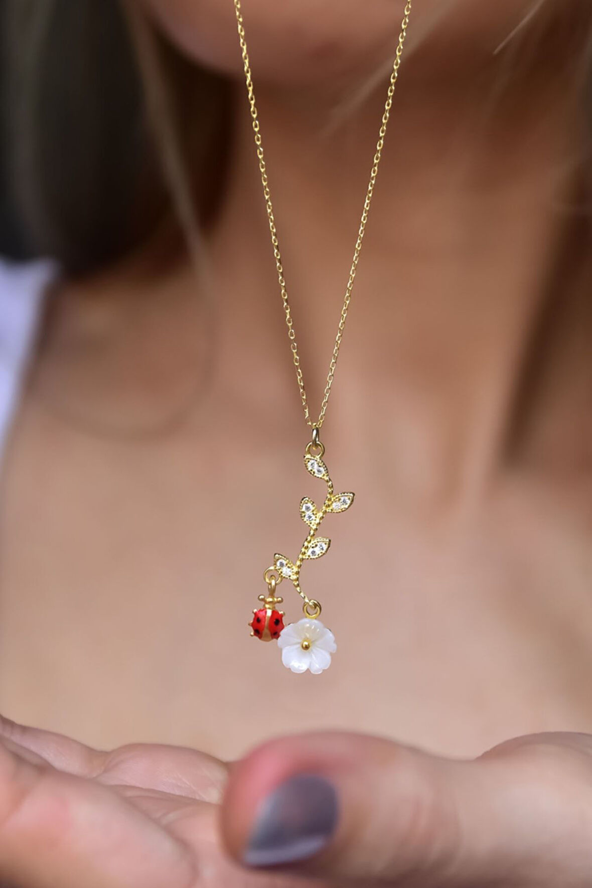 925 Ayar Gümüş Gold Kaplama Uğur Böcekli Manolya Sedef Çiçek Kolye