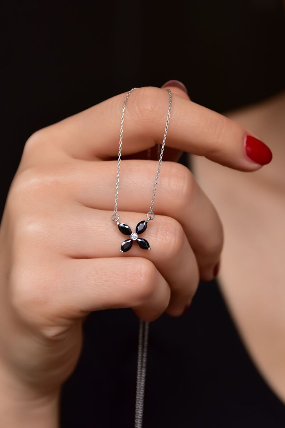 925 Ayar Gümüş Rodyum Kaplama Siyah Zirkon Taşlı Plumeria Kolye