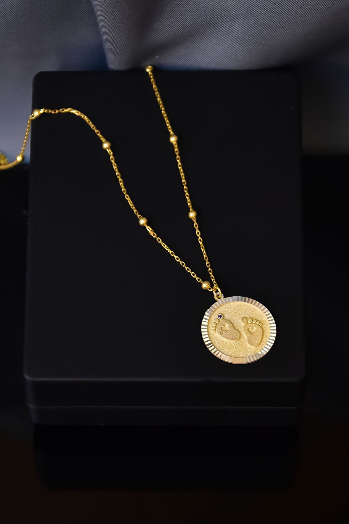 925 Ayar Gümüş Gold Kaplama Top Zincirli Mor Taşlı Bebek Ayak Izi Plaka Kolye