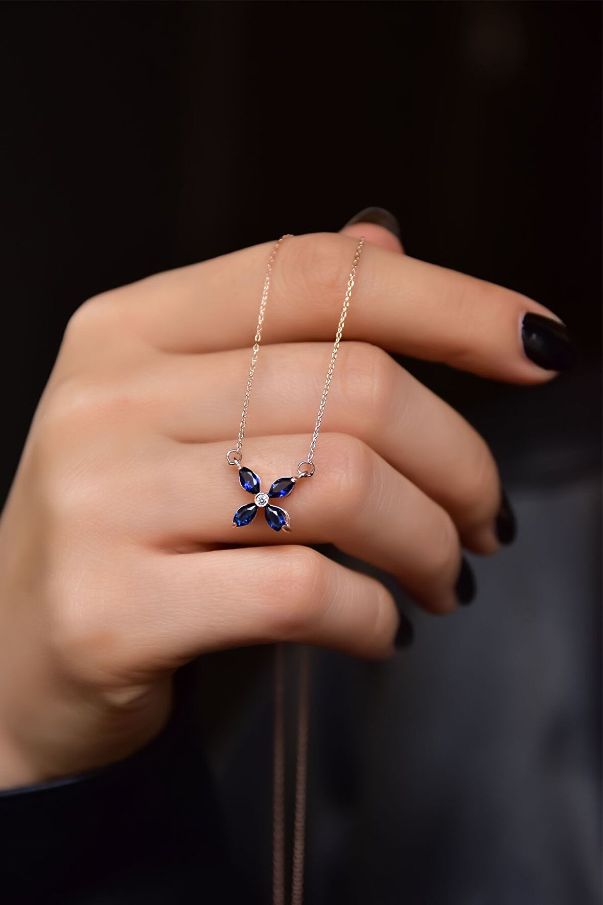 925 Ayar Gümüş Rose Kaplama Lacivert Zirkon Taşlı Plumeria Kolye