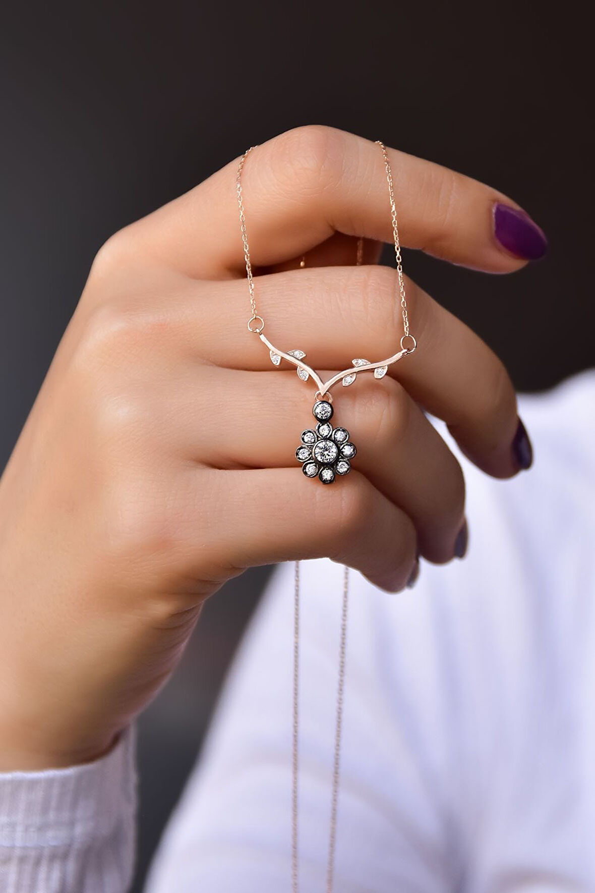 925 Ayar Gümüş Rose Kaplama Tasarım Sarmaşık Dallı Elmas Montür Çiçek Kolye