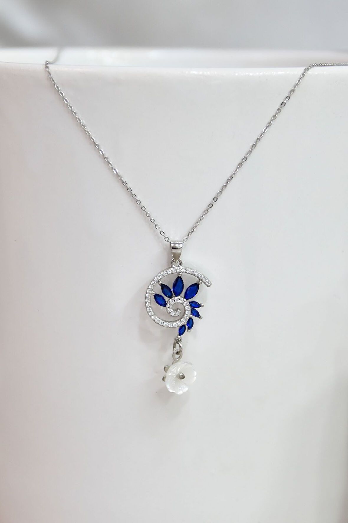 925 Ayar Gümüş Rodyum Kaplama Lacivert Taşlı Tasarım Sedef Manolya Çiçeği Kolye