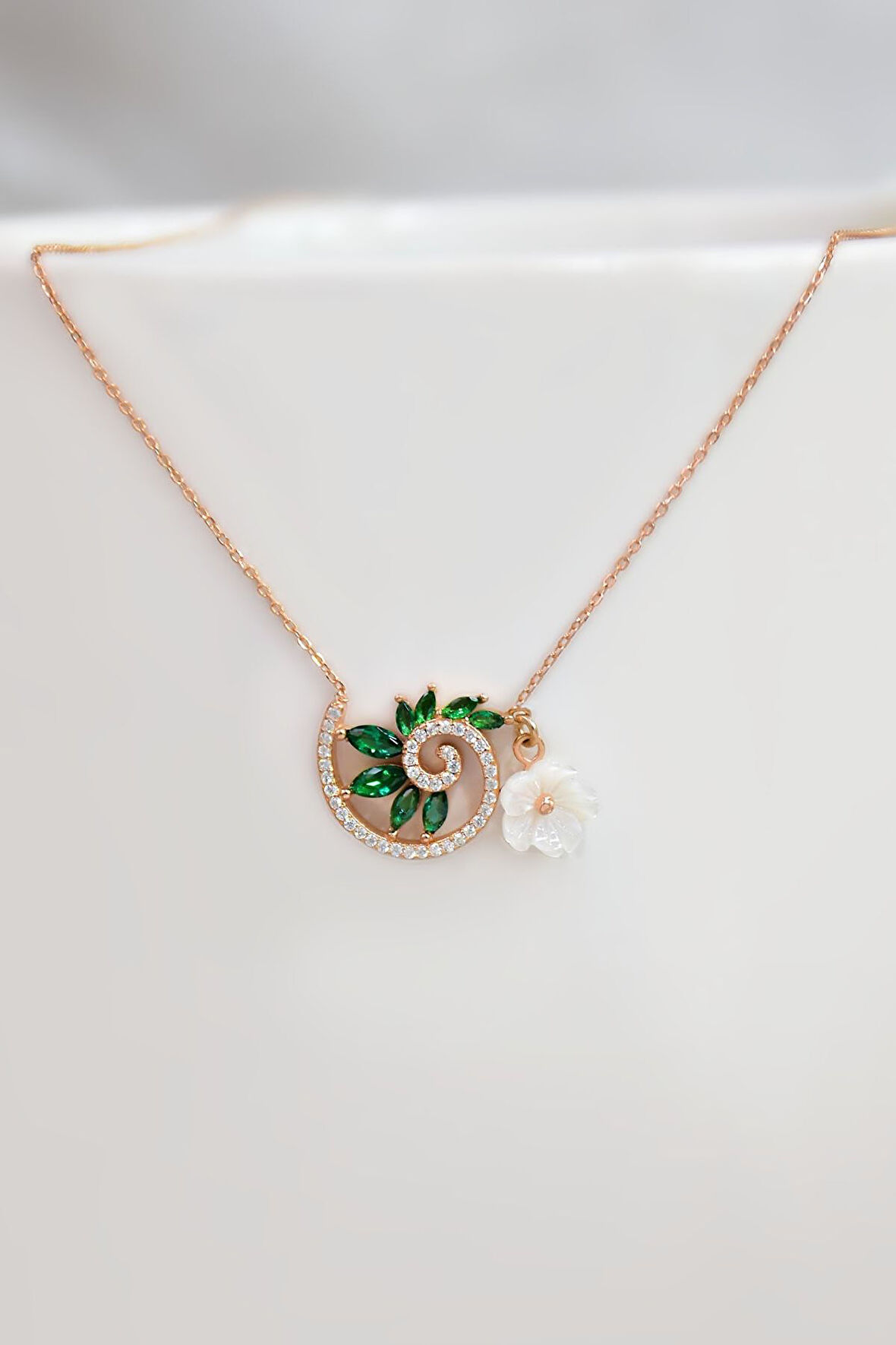 925 Ayar Gümüş Rose Kaplama Yeşil Taşlı Tasarım Sedef Manolya Çiçeği Kolye
