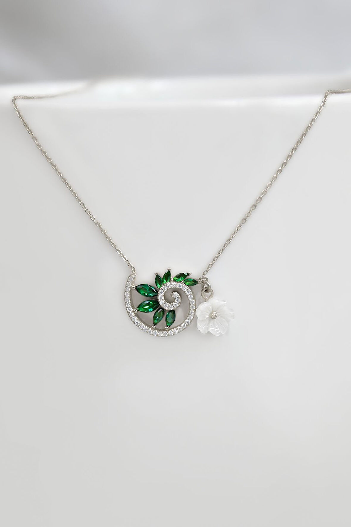 925 Ayar Gümüş Rodyum Kaplama Yeşil Taşlı Tasarım Sedef Manolya Çiçeği Kolye