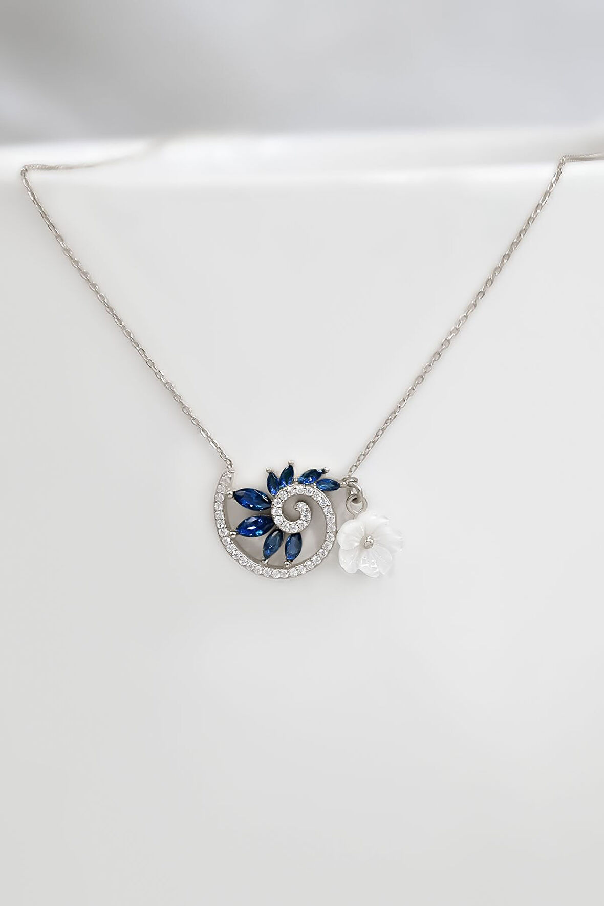 925 Ayar Gümüş Rodyum Kaplama Lacivert Taşlı Tasarım Sedef Manolya Çiçeği Kolye