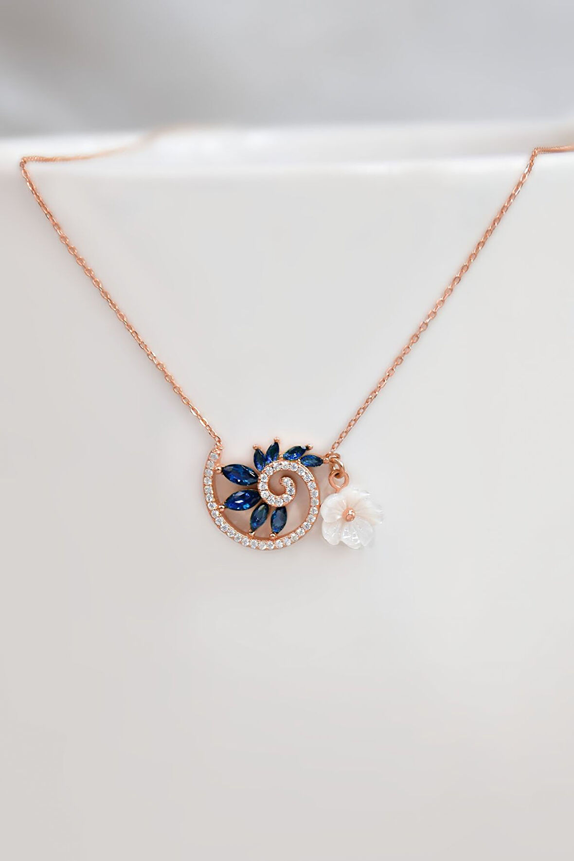 925 Ayar Gümüş Rose Kaplama Lacivert Taşlı Tasarım Sedef Manolya Çiçeği Kolye