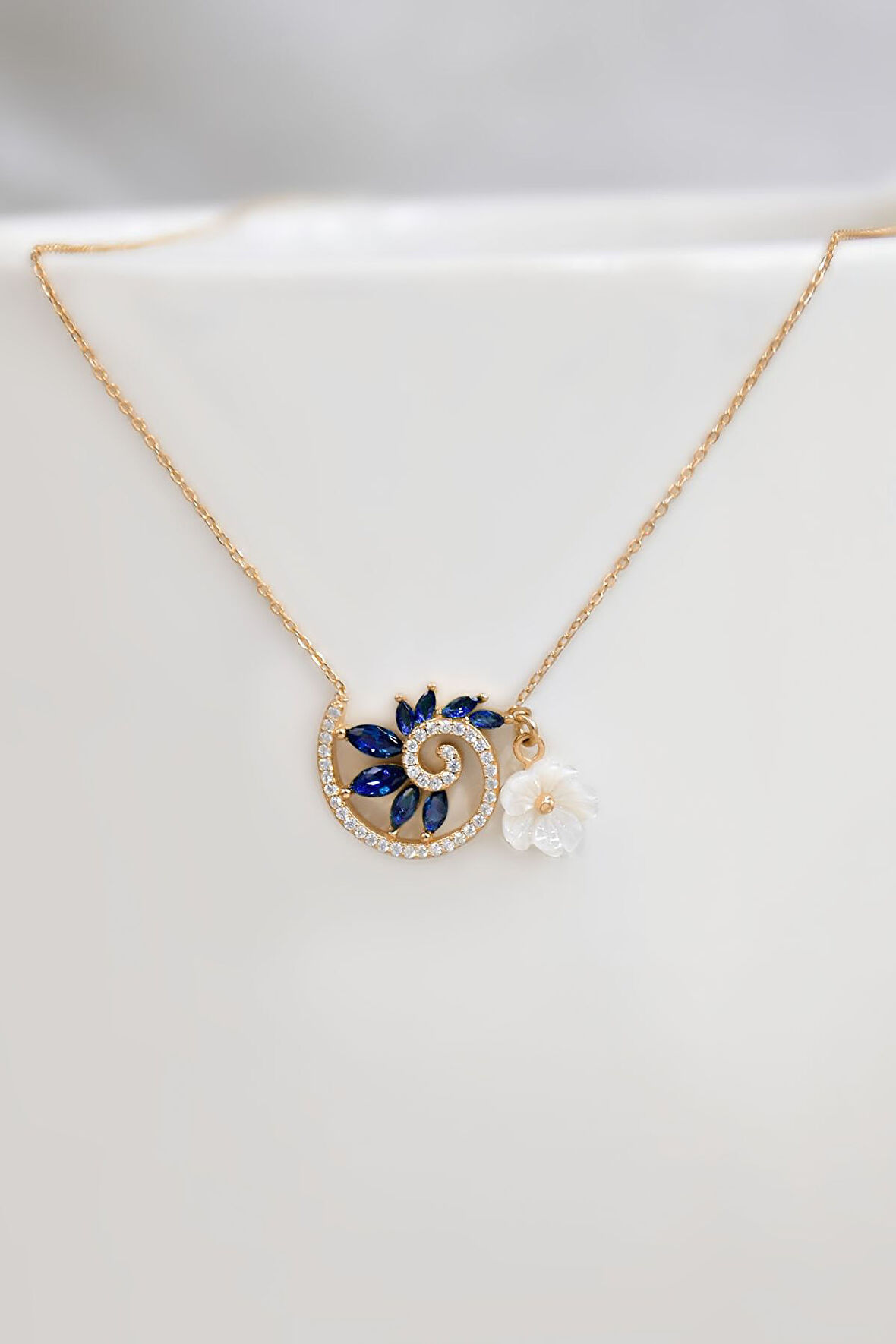 925 Ayar Gümüş Gold Kaplama Lacivert Taşlı Tasarım Sedef Manolya Çiçeği Kolye