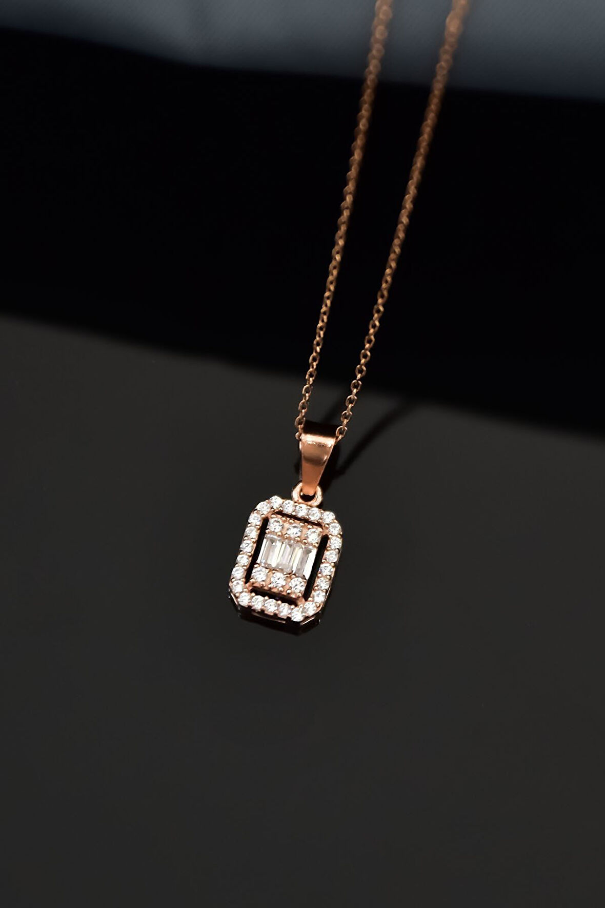 925 Ayar Gümüş Rose Kaplama Zirkon Baget Kare Taşlı Kolye