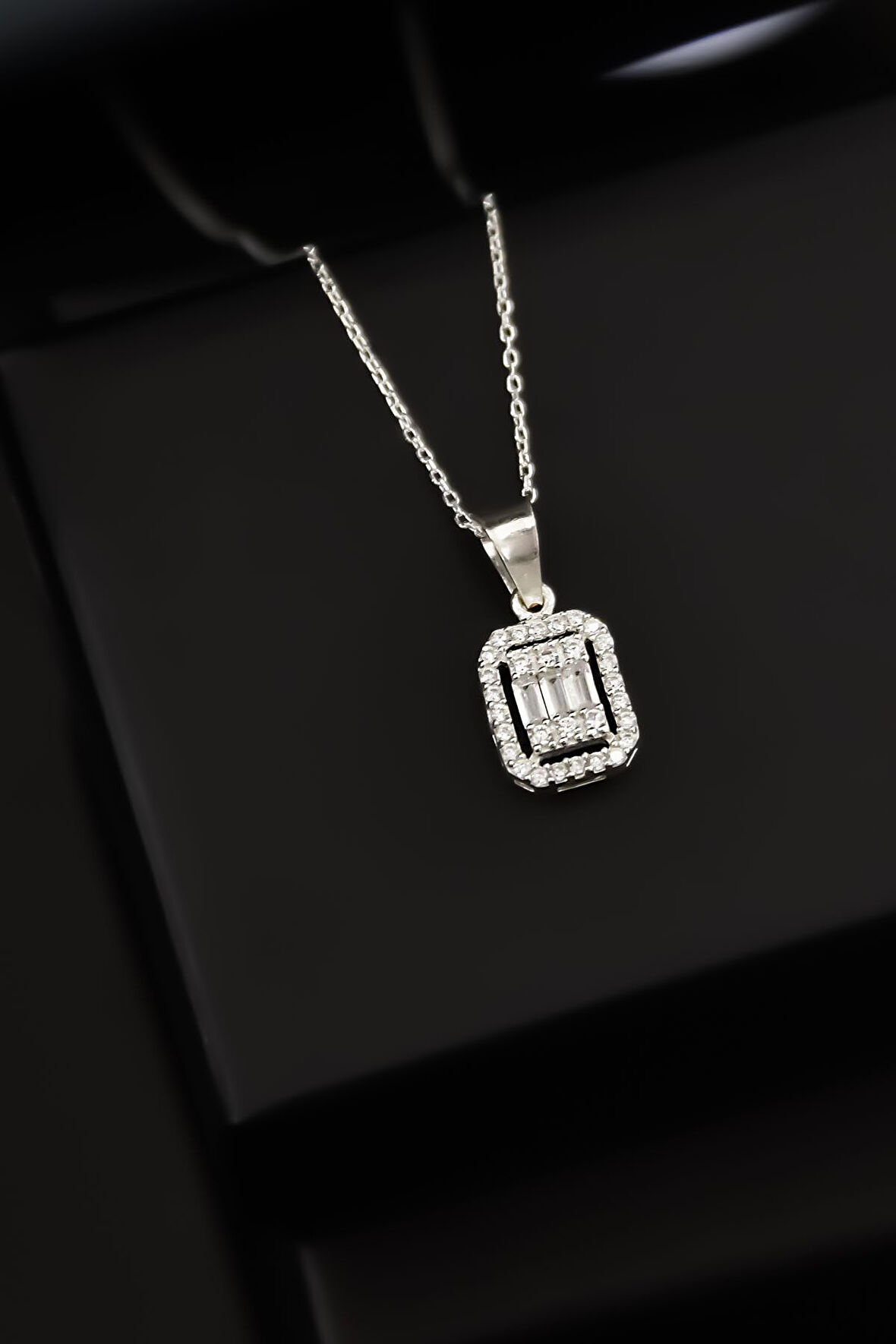 925 Ayar Gümüş Rodyum Kaplama Zirkon Baget Kare Taşlı Kolye